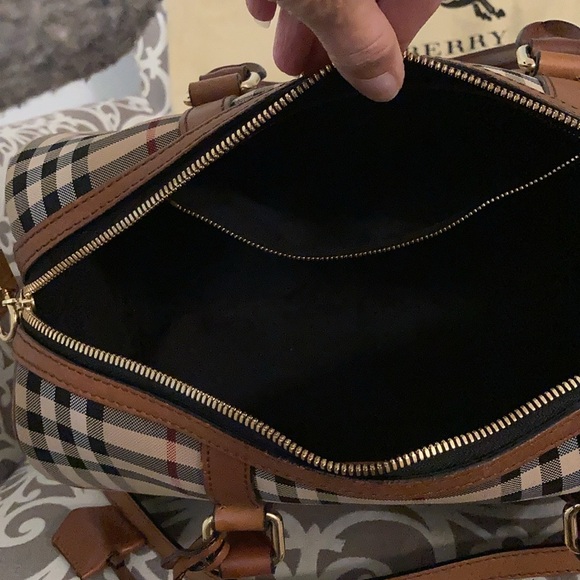 Authentic Burberry purse. Excellent condition. Beautiful bag. - Picture 12 of 16